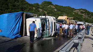 Erzincan'da kamyon devrildi: 4 yaralı