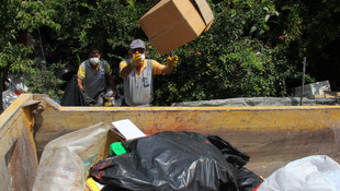 Evden iki kamyon çöp çıkarıldı