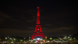 Eyfel Kulesi kırmızı beyaza büründü