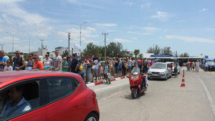 Feribot iskelesinde iki kilometrelik araç kuyruğu