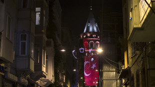 Galata Kulesi'ne Türk bayrağı yansıtıldı