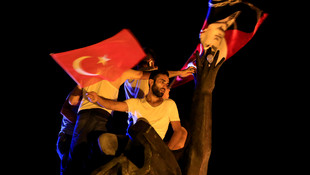 DERLEME 
FETÖ'den darbe girişimi haberlerimizi derleyerek yayımlıyoruz 
Saygılarımızla 
AA

FETÖ'nün darbe girişimine tepkiler