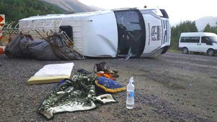Tokatta düğüne giden minibüs devrildi: 11 yaralı