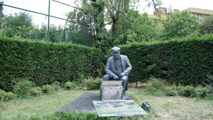 Fikret Mualla heykelinin önündeki tuval tahrip oldu