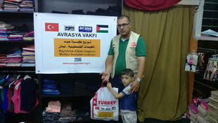 Gazzeli çocuklara bayramlık giysi yardımı