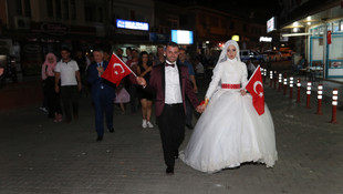 Gelin ve damat demokrasi nöbetinde