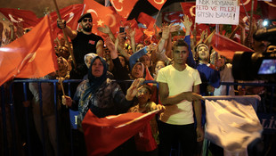 İkinci vatanlarında demokrasi nöbeti tutuyorlar