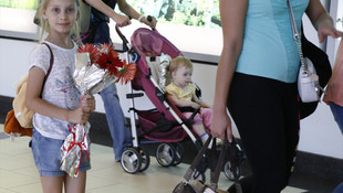 İlk Rus kafilesi çiçeklerle karşılandı