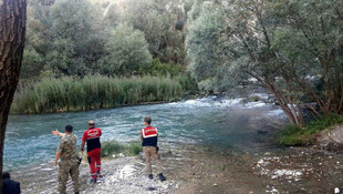 Irmağa düşen eşini kurtarmak isterken boğuldu