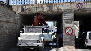 İş makinesi yüklü kamyon alt geçide sıkıştı