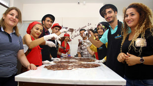 İşitme engelli gençler çikolata yapımını öğrendi