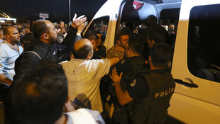 İstanbul ve Ankara'daki FETÖ'cü darbe girişimine katılarak Oran'daki TRT kampüsüne giderek yayınına müdahale eden askerlerden gözaltına alınanların sayısı 9'a çıktı. Gözaltına alınanlardan birinin rütbeli olduğu bildirildi.