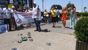 İzmir Büyükşehir Belediyesi önünde tencere tavalı eylem