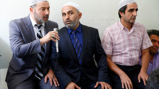 İzmir'de sela okuyan müezzinin tartaklanması