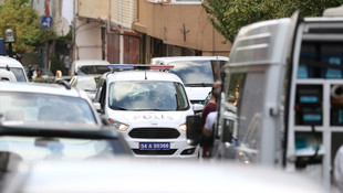 Kağıthane'de polis aracına ateş edildi