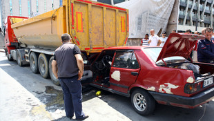 Kamyon dorsesinin altına giren otomobilin sürücüsü yaralandı
