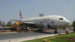 Kara yolundaki uçak şaşkınlığa yol açtı