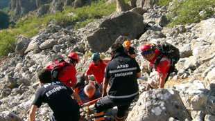 Kayalıklarda 3 gün mahsur kalan engelli kurtarıldı