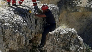 Kayalıklarda sıkışan keçi yavrusunu AFAD ekipleri kurtardı