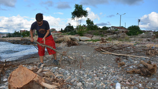 Kışlık yakacaklarını denizden topluyorlar