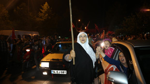 Koca çınarlar demokrasi nöbetinde