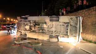 Kocaeli'de servis midibüsü devrildi: 4 yaralı