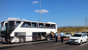 Kocaeli'de yolcu otobüsü refüje çarptı: 9 yaralı
