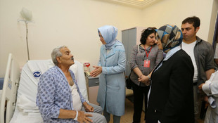 Kolundan vurulmasına rağmen bayrağı bırakmadı