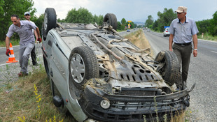 Köpeğe çarpmamak için kaza yaptı