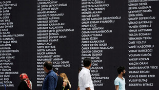 Darbe girişiminde hayatını kaybedenlerin isimleri Taksim Meydanında