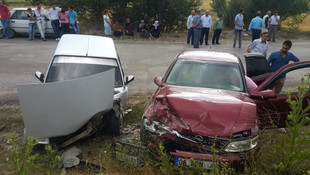 Kütahya'da iki otomobil çarpıştı: 3 yaralı