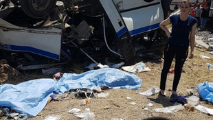 Manisa'nın Alaşehir ilçesinde hemzemin geçitte trenin tarım işçilerini taşıyan minibüse çarpması sonucu ilk belirlemelere göre 6 kişi öldü. Olay yerine çok sayıda ambulans ve arama kurtarma ekibinin sevk edildiği bildirildi.