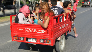 Motosiklete bağlı römorkta tehlikeli yolculuk