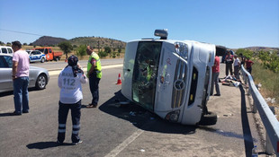 Öğrencileri taşıyan minibüs devrildi: 14 yaralı