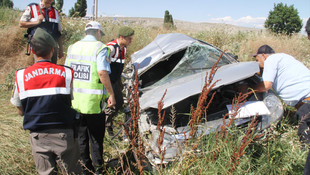 Otomobil, traktöre çarptı: 3 yaralı