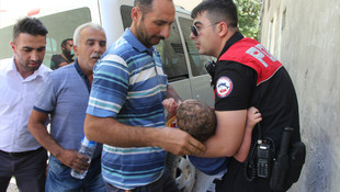 Otomobilde mahsur kalan çocuğu polis kurtardı