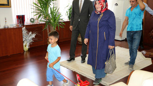 Oyuncak kamyonuyla demokrasi nöbetine giden çocuk