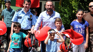 Polis çocuklarına moral için bisiklet hediye edildi