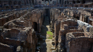 Roma'nın simgesi Kolezyum parlamaya başladı