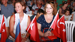 Ruslar da demokrasi nöbetinde