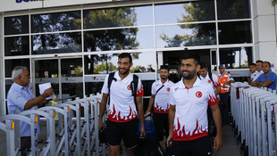 Şampiyon sporcular Antalya'da coşkuyla karşılandı