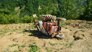 Şarampole yuvarlanan traktörün sürücüsü öldü