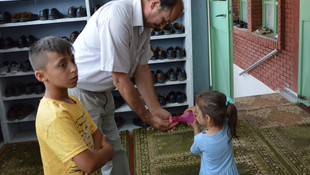 Şehit babasının mevlidinde 3 yaşındaki kızı gül suyu dağıttı