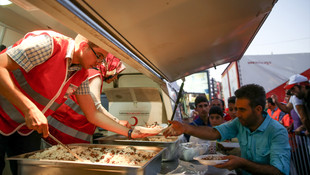 Şehit edilen TÜRKSAT personeli için yemek dağıtıldı
