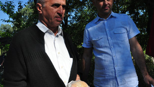 Şehit polis memuru için helva dağıtıldı