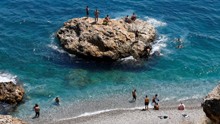 Sıcak hava Antalya'da sahilleri doldurdu