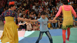 Sınır Tanımayan Palyaçolardan Suriyeli çocuklara gösteri