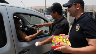 Şırnak'ta polisten vatandaşa şeker ikramı