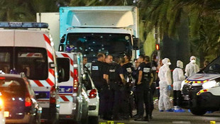 Fransada kanlı saldırı! Kamyon kalabalığa daldı 80 kişi hayatını kaybetti!  100 kişi yaralı