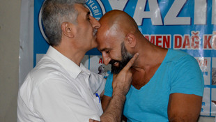 Tankın önüne yatan Metin Doğan'a plaket verildi